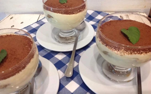 Tiramisu w pucharkach z kakao i listkiem mięty