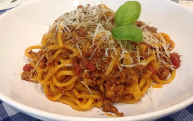 Makaron tagliatelle z sosem bolońskim, parmezanem i bazylią