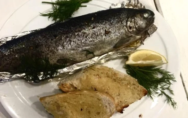 Pstrąg z pieca z koperkiem, cytryną i grzankami czosnkowymi