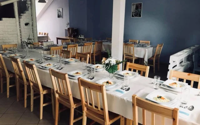 Sala pizzerii Tabia nakryta do przyjęcia okolicznościowego