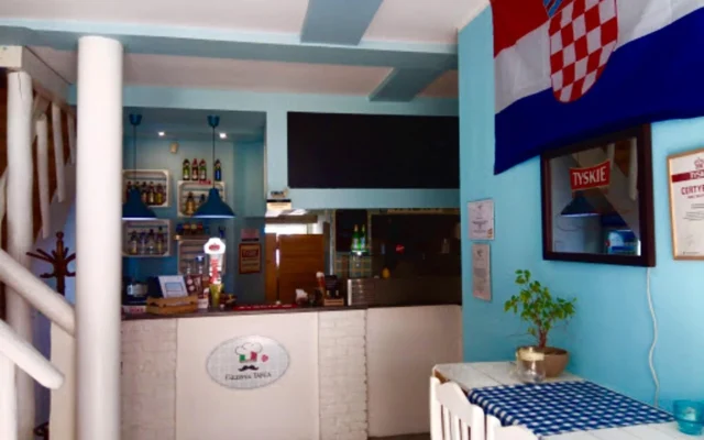 Wnętrze Pizzerii Tabia – lada barowa i stoliki