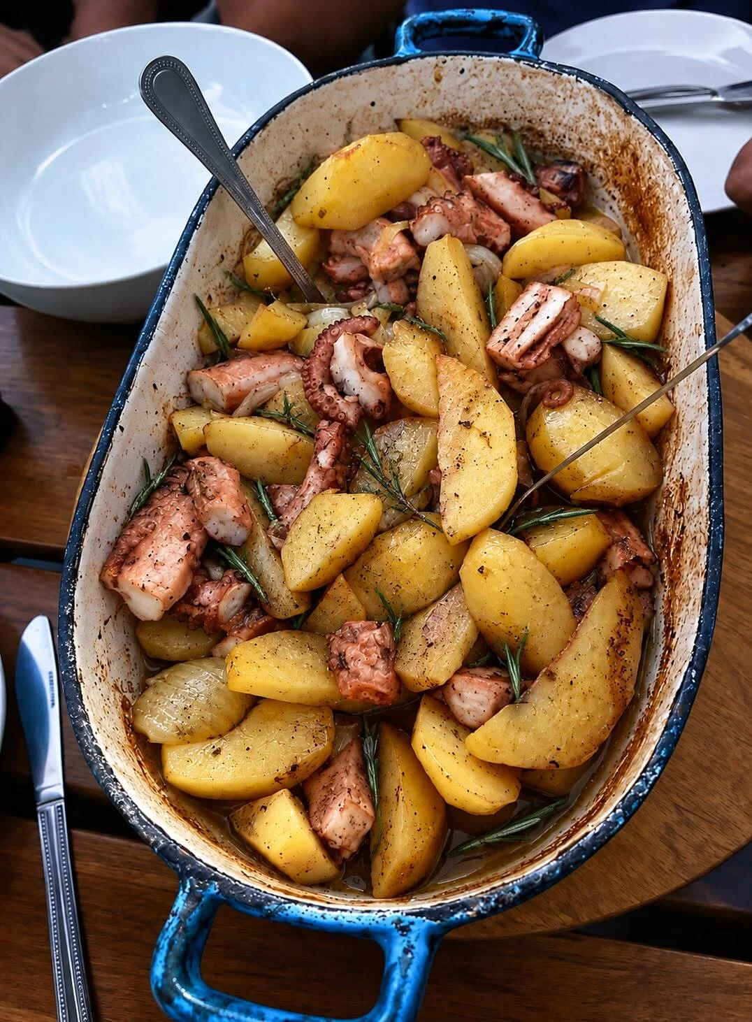 Peka z ośmiornicą i ziemniakami doprawionymi rozmarynem